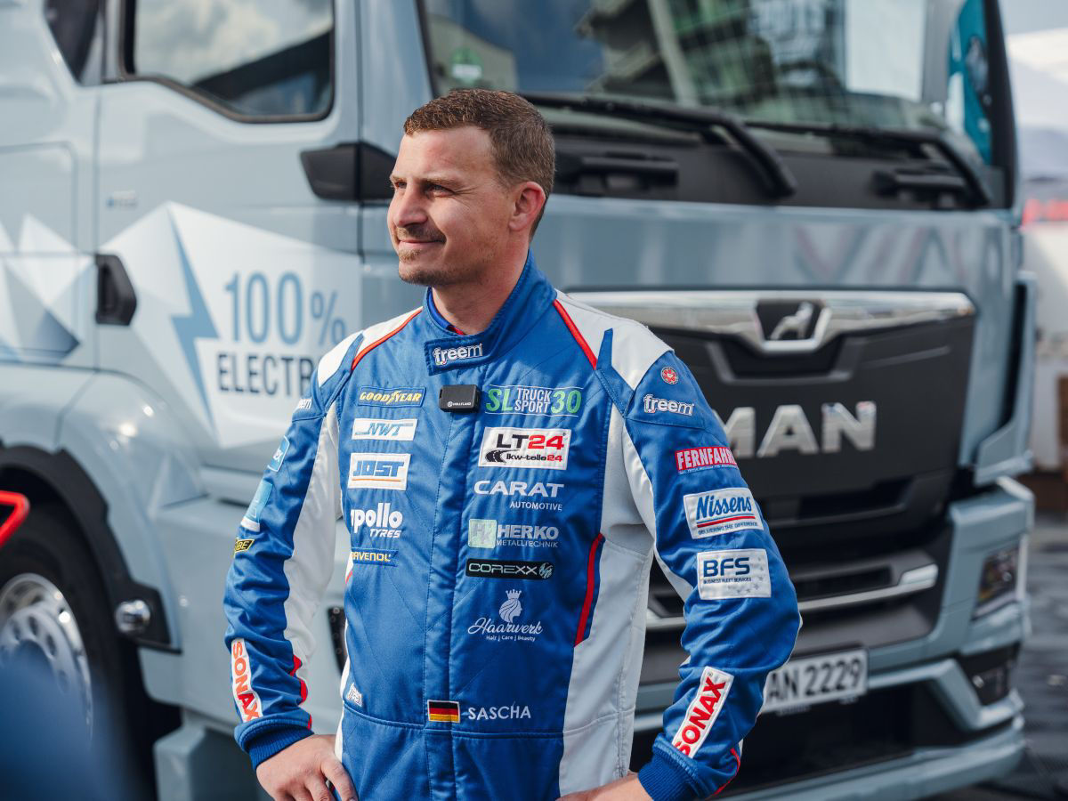Sascha Lenz im Interview vor einem eTruck von MAN